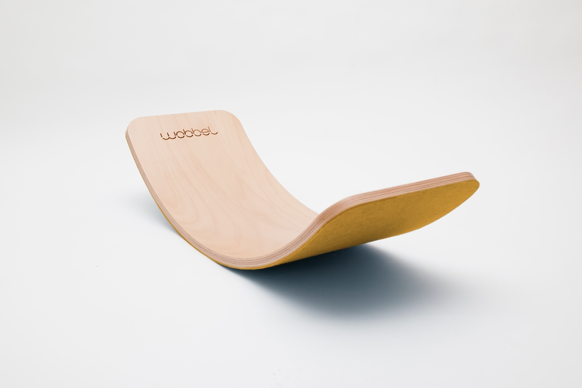Wobbel Pro natur lackiert mit Filz Mustard