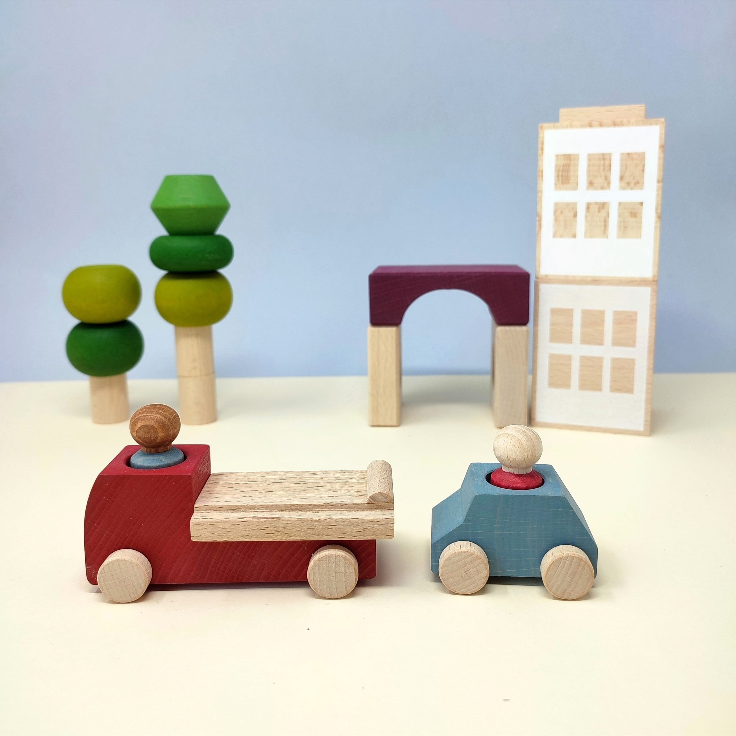 Lubulona Roter Abschleppwagen mit Holzfiguren