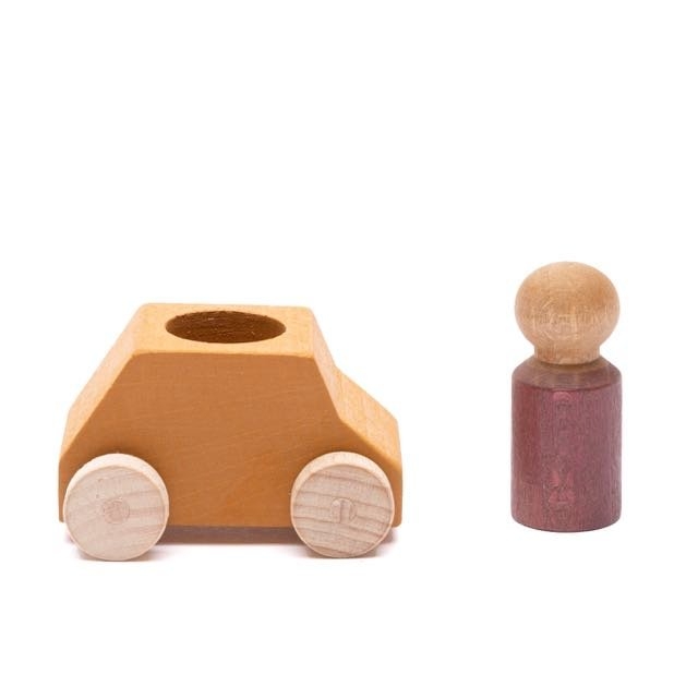 Lubulona Ockerfarbenes Spielzeugauto mit Holzfigur divers
