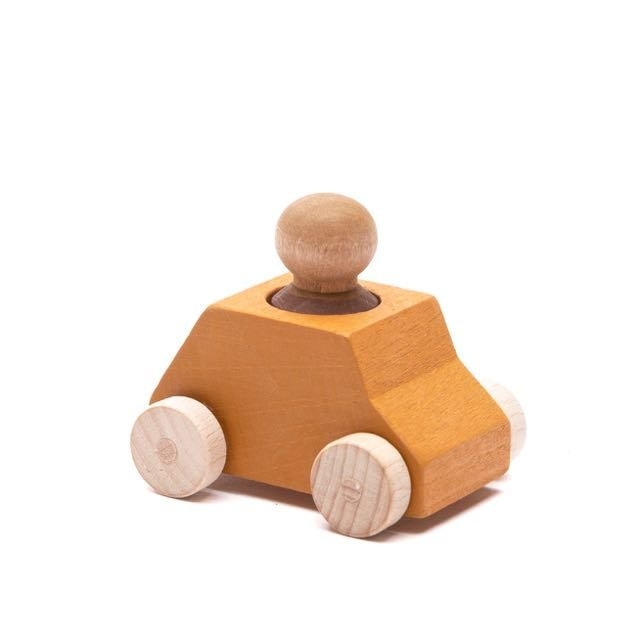 Lubulona Ockerfarbenes Spielzeugauto mit Holzfigur divers