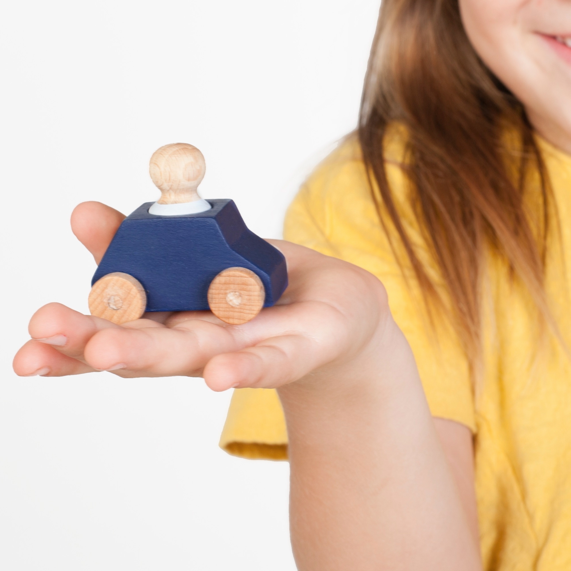 Lubulona Blaues Spielzeugauto mit Holzfigur divers
