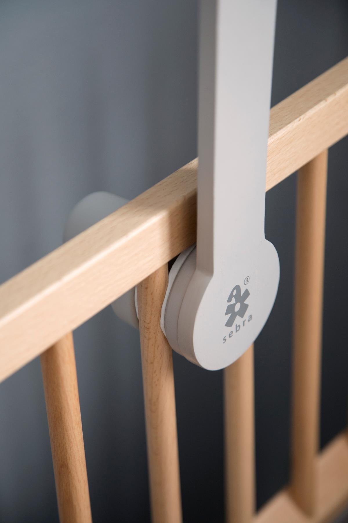 sebra Mobile-Halter aus Holz hellgrau