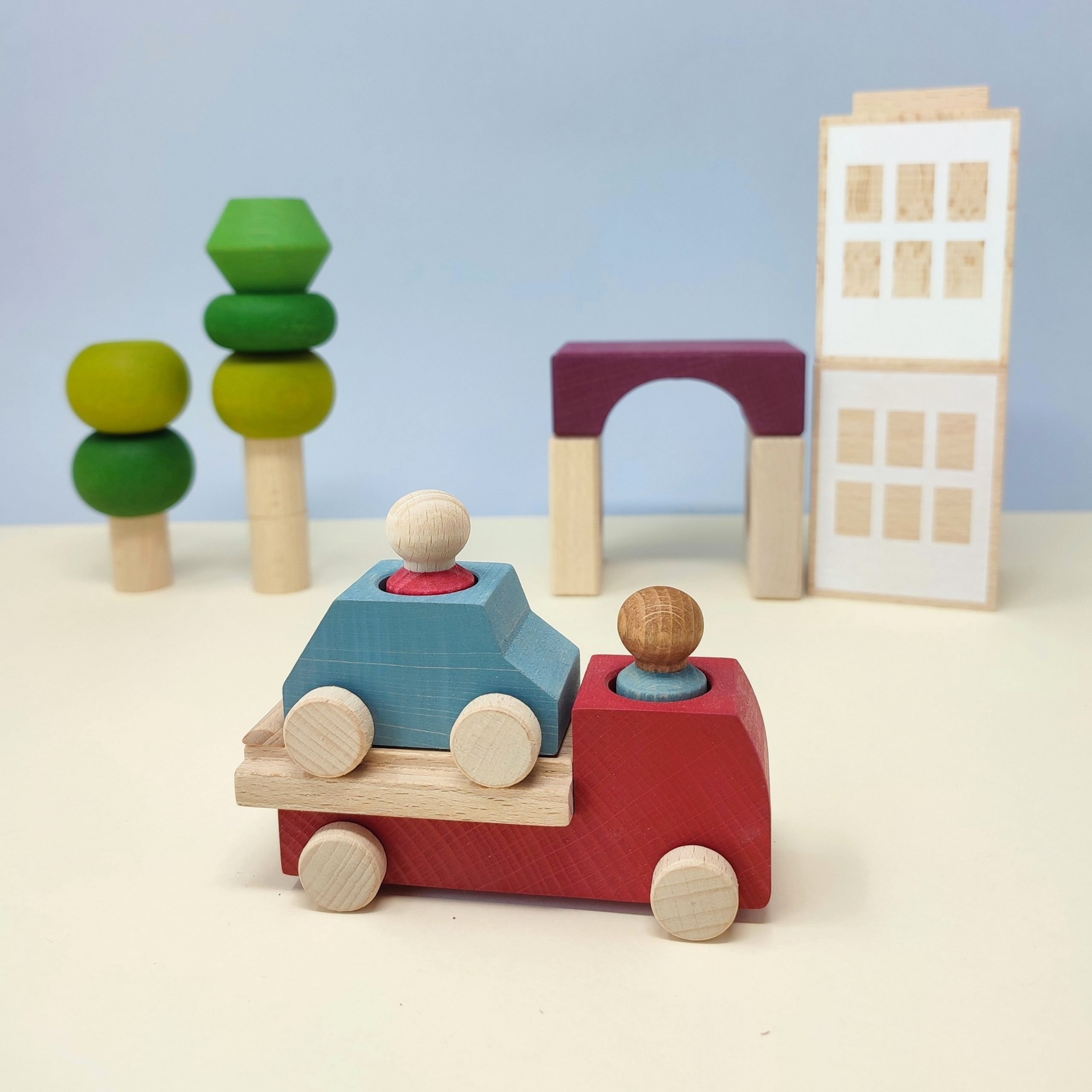 Lubulona Roter Abschleppwagen mit Holzfiguren