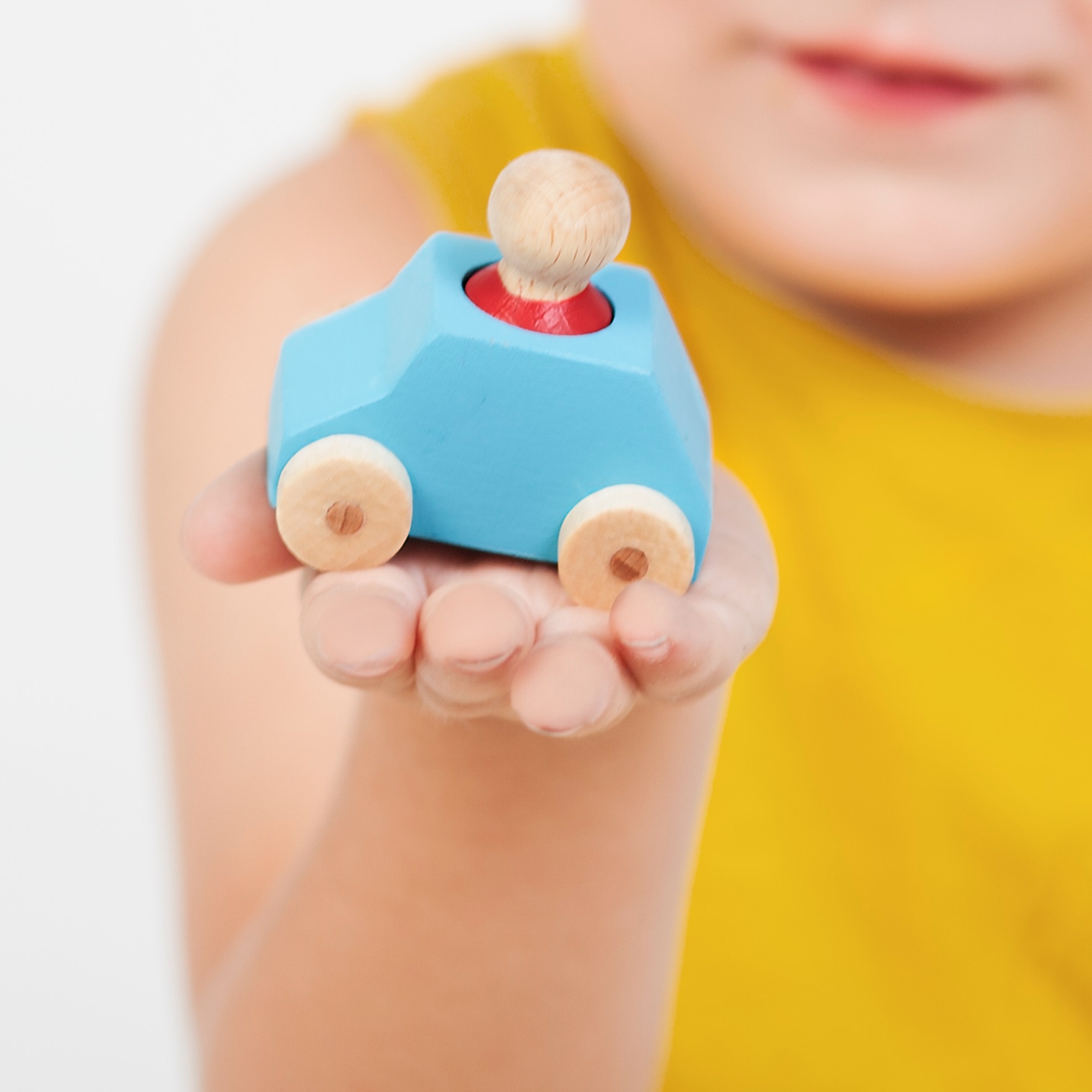 Lubulona Türkises Spielzeugauto mit Holzfigur divers