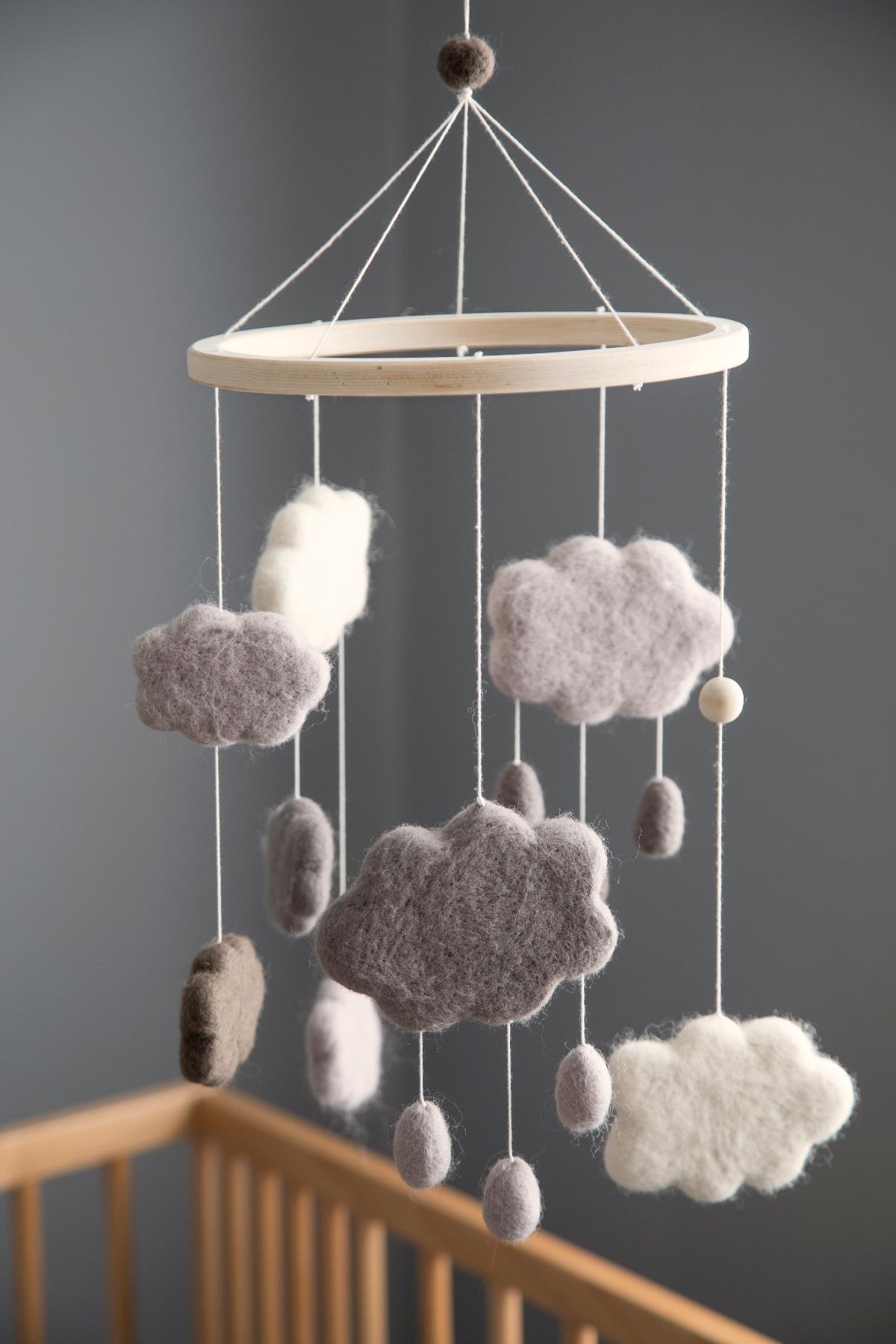 sebra Filz-Mobile Wolken warmes grau