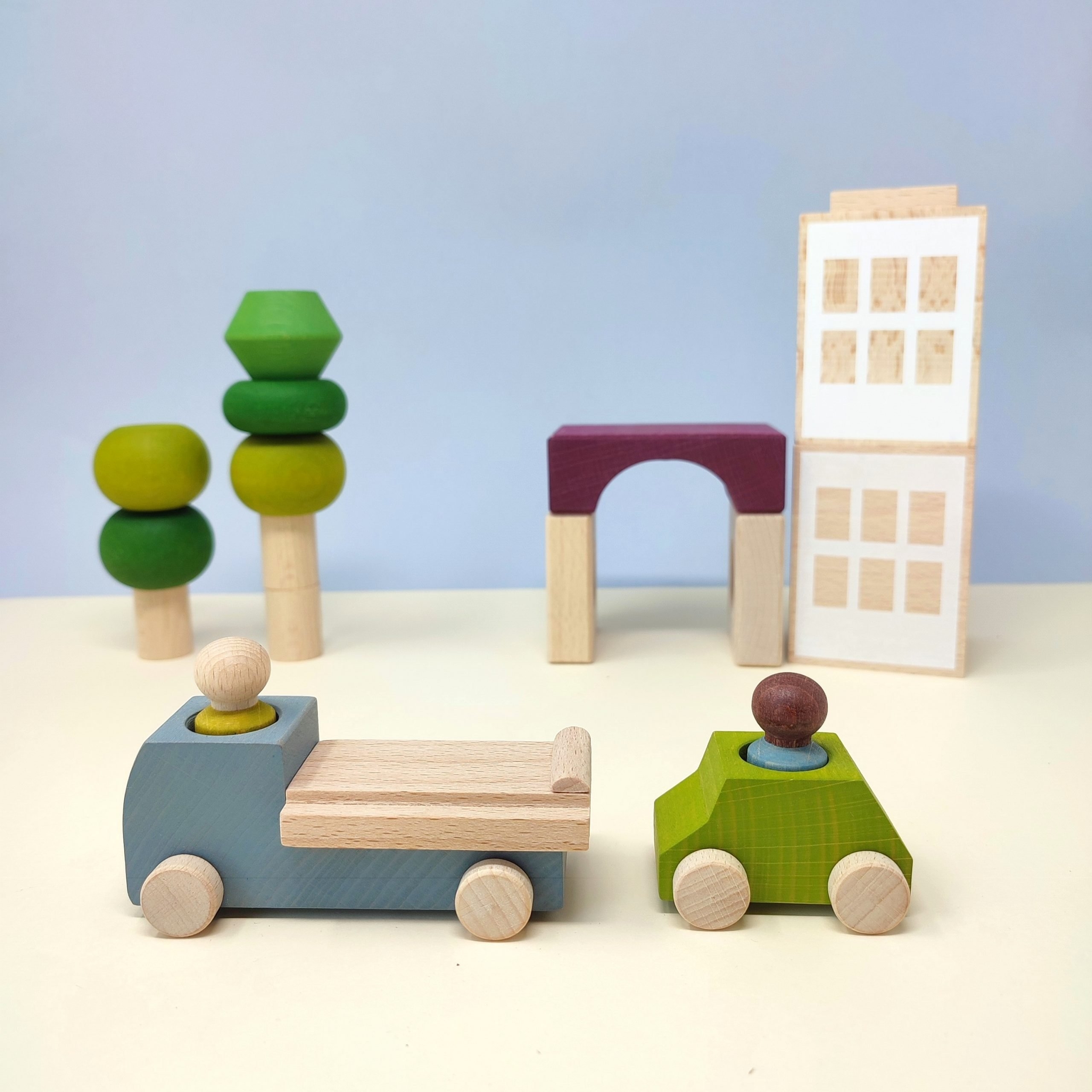 Lubulona Grauer Abschleppwagen mit Holzfiguren