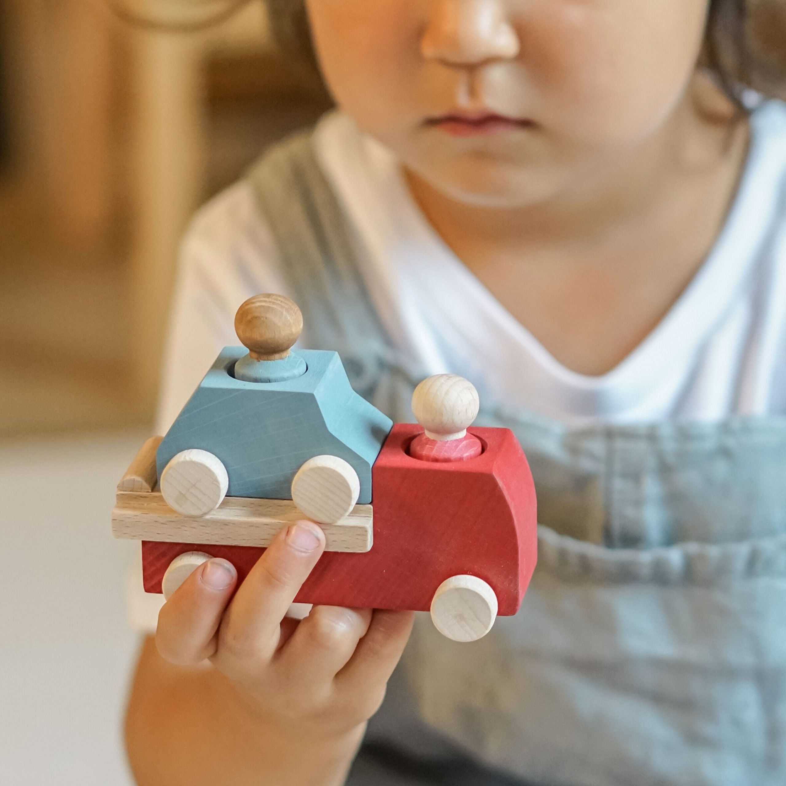 Lubulona Roter Abschleppwagen mit Holzfiguren