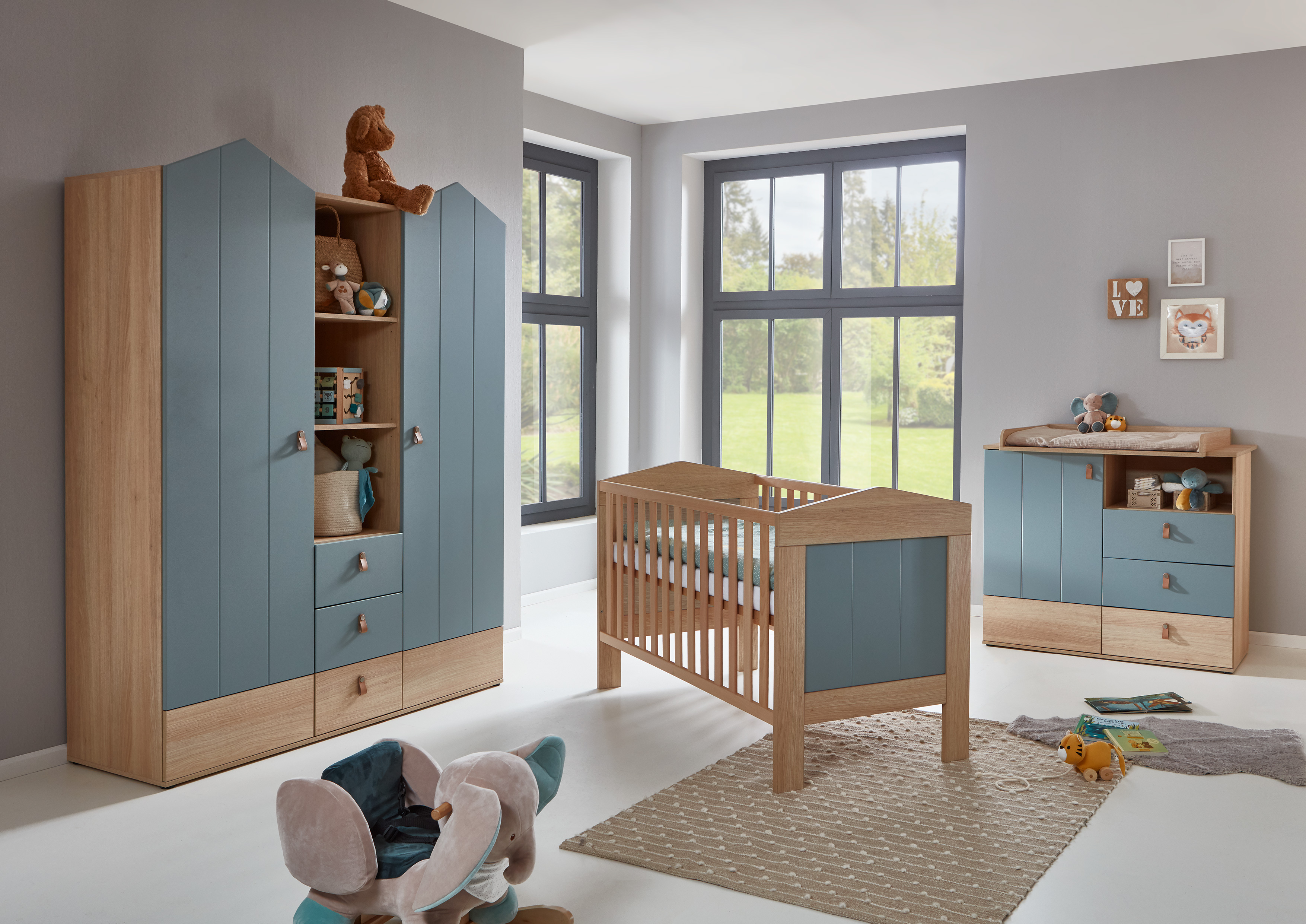 Arthur Berndt Babyzimmer ROOFY 3-tlg. mit 2 türigem Kleiderschrank, Kinderbett und Wickelkommode in Salbei und Nagano Oak NB