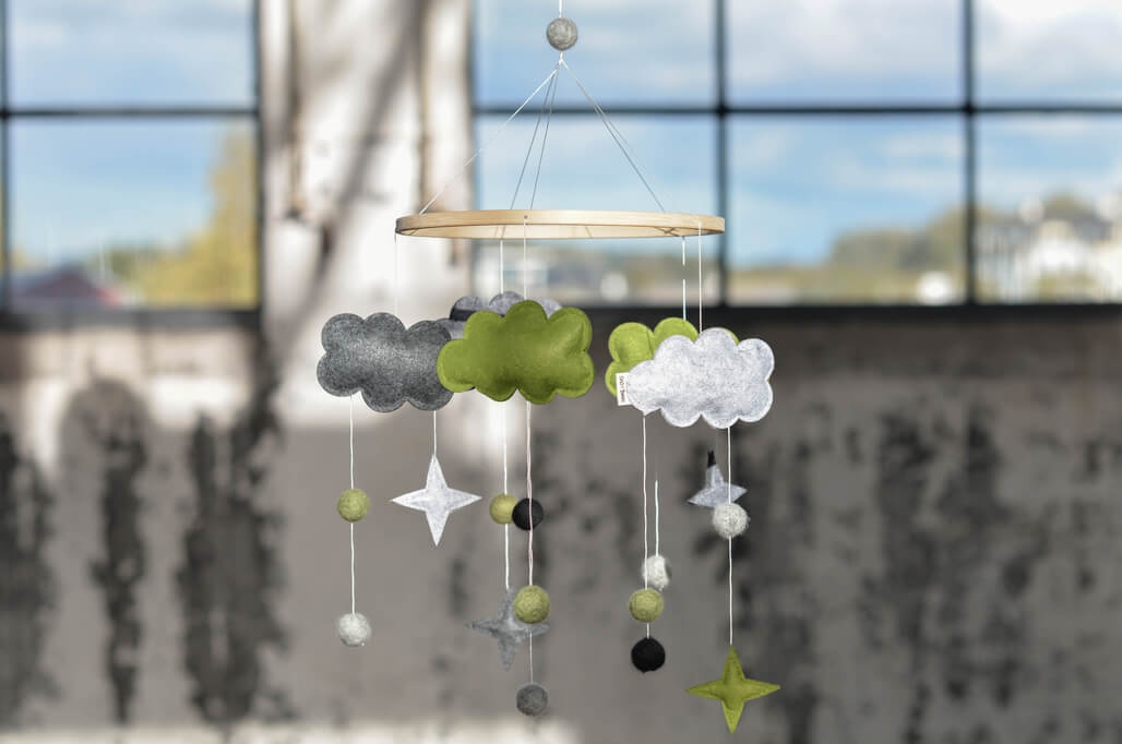 Baby Bello Filz-Mobile Fantasy Clouds grün