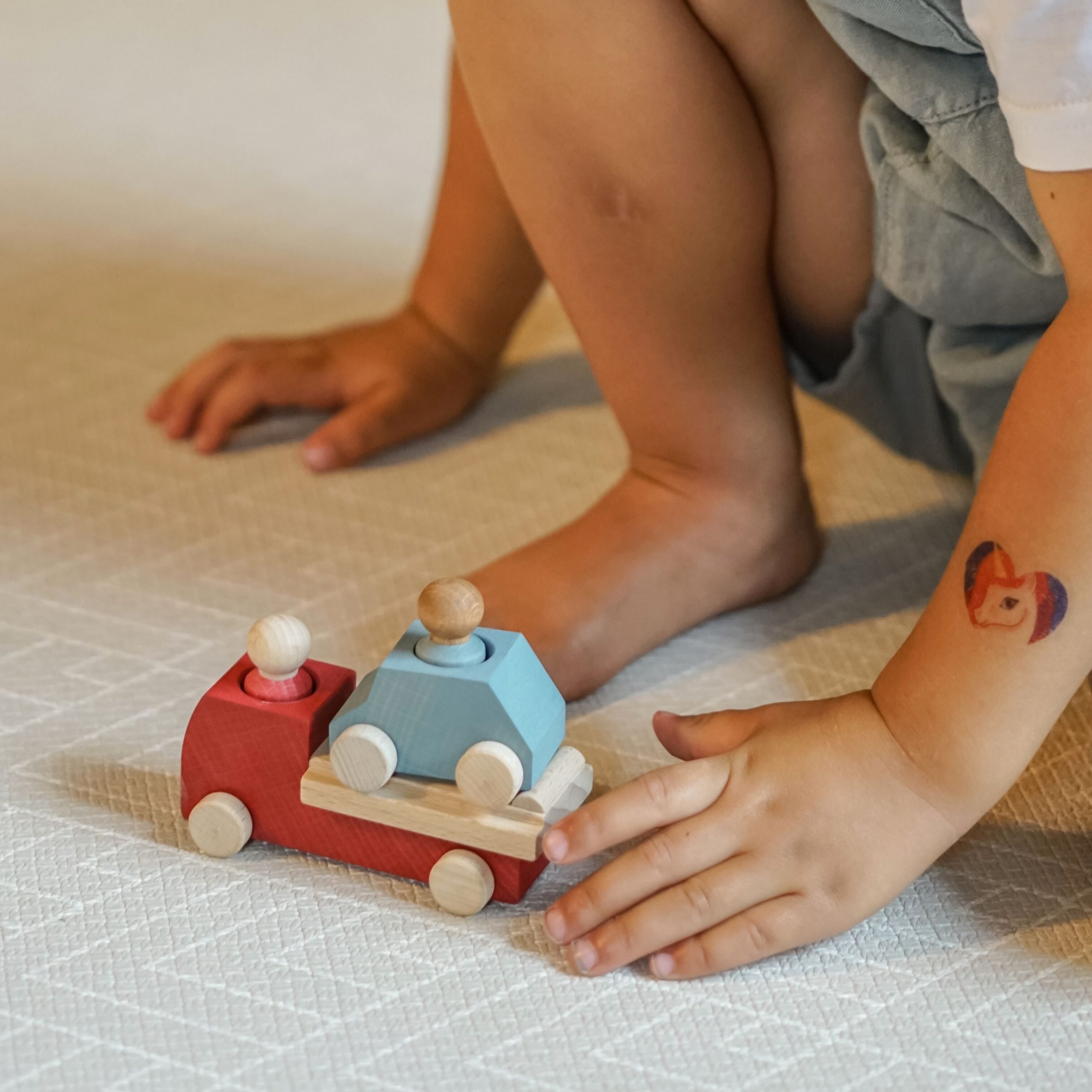 Lubulona Roter Abschleppwagen mit Holzfiguren